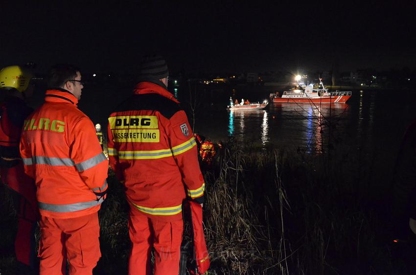 Einsatz BF Koeln PKW im Rhein Mondorf Hersel P094.JPG